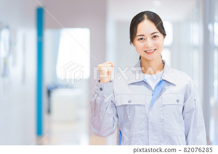 Young engineer with guts pose Shooting cooperation: Japanese language school attached to Central Technical School 82076285