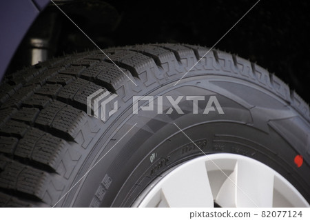 Tire image New studless tire 82077124