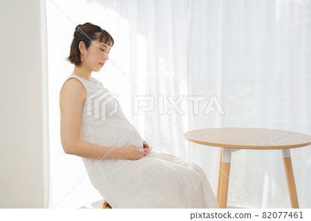 A woman who is about to reach the end of the month and has a growing desire to become a mother A woman who is about to reach the end of the month and has a growing desire to become a mother 82077461