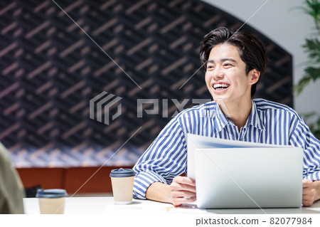 Young man having a meeting in a coworking space Photo cooperation: WEEK Shibadaimon (Sun Frontier Fudousan) 82077984