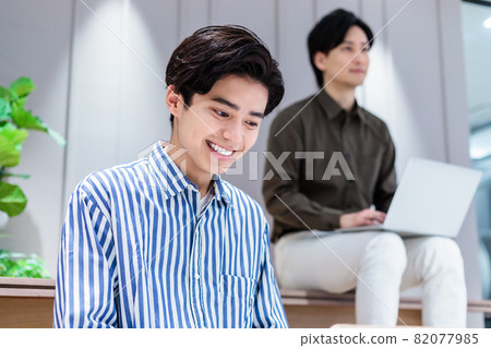 Young man working in a coworking space Photo cooperation: WEEK Shibadaimon (Sun Frontier Fudousan) 82077985