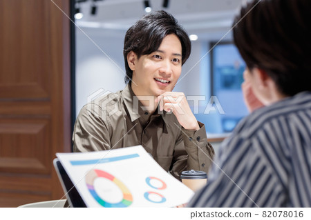 Young man having a meeting in a coworking space Photo cooperation: WEEK Shibadaimon (Sun Frontier Fudousan) 82078016