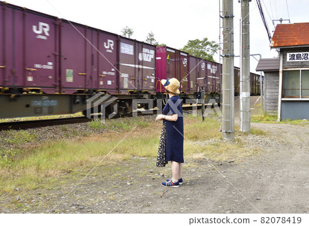 秋天在北海道森町的JR大島沼尻站拍攝女性肖像 82078419
