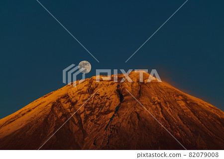 Shizuoka Prefecture / Mt. Fuji, which has become a dramatic red Fuji, and the moon floating on the summit (Pearl Fuji) Shizuoka Prefecture / Mt. Fuji, which has become a dramatic red Fuji, and the moon floating on the summit (Pearl Fuji) 82079008