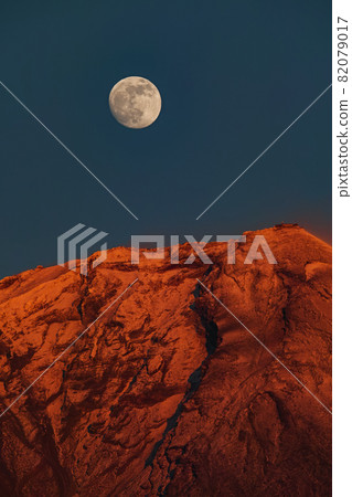 Shizuoka Prefecture / Mt. Fuji, which became a dramatic red Fuji, and the moon floating on the summit (Pearl Fuji) Super telephoto shooting Shizuoka Prefecture / Mt. Fuji, which became a dramatic red Fuji, and the moon floating on the summit (Pearl Fuji) Super telephoto shooting 82079017
