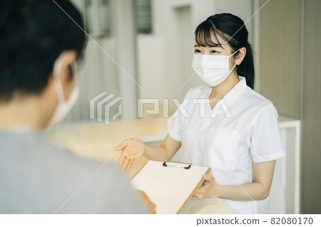 醫院接待處的女性（口罩/患者） 82080170