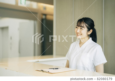 Woman at the reception of the hospital (greeting) 82080179