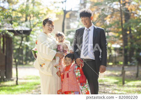 A family prayer for Shichigosan A family prayer for Shichigosan 82080220