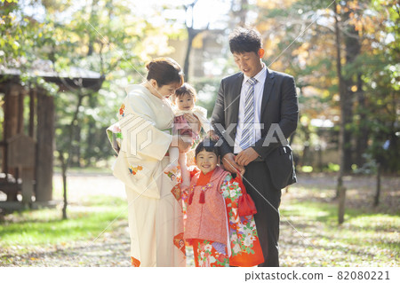 A family prayer for Shichigosan A family prayer for Shichigosan 82080221