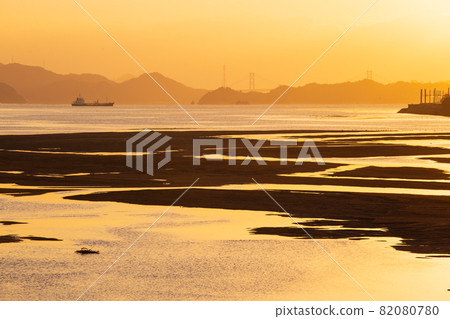 廣島縣三原市沼田川河口瀨戶內海潮灘上的晨光 82080780