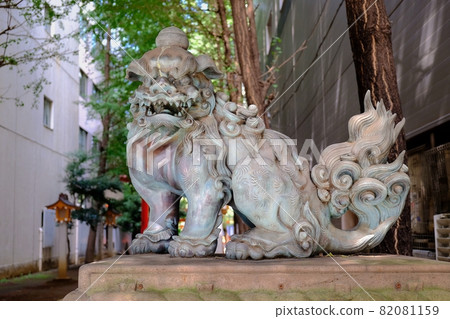 Shinjuku Hanazono Shrine Komainu (A) 82081159
