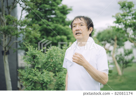 Middle-aged and older men to train (walking, short sleeves) 82081174