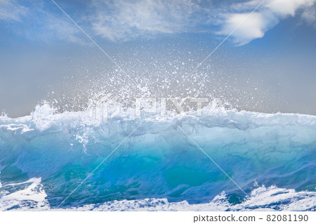 It is the scenery of the raging waves of the Sea of Japan. Please against the background of the contrast between waves and clouds. 82081190