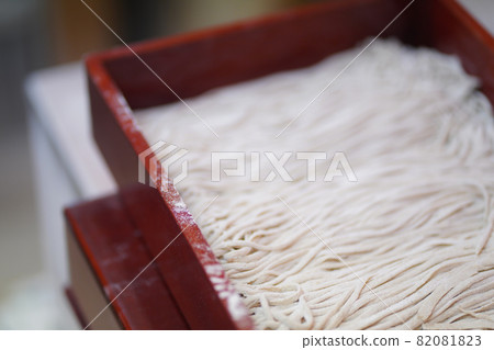 Raw noodles 82081823