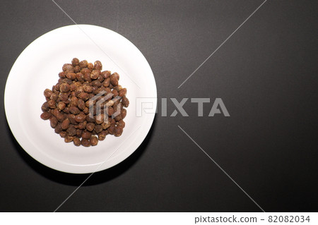 Hamana Natto (Daifukuji Natto) 盛在黑色背景的白盤子上 82082034