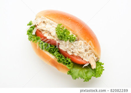 Tuna and tomato delicatessen bread 82082289