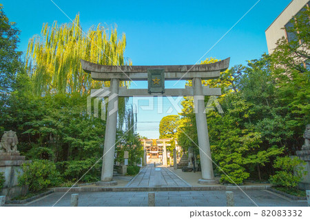 從京都晴明神社鳥居看到的院落景色 從京都晴明神社鳥居看到的院落景色 82083332