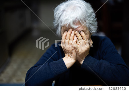 70 多歲的白髮老婦人 82083610