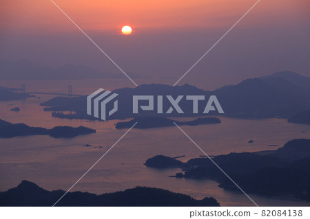 Shimanami Dawn in the Seto Inland Sea, Ryuoyama Observatory, Mihara City, Hiroshima Prefecture Shimanami Dawn in the Seto Inland Sea, Ryuoyama Observatory, Mihara City, Hiroshima Prefecture 82084138