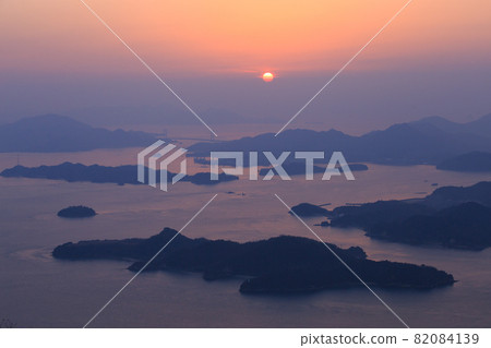 Shimanami Dawn in the Seto Inland Sea, Ryuoyama Observatory, Mihara City, Hiroshima Prefecture Shimanami Dawn in the Seto Inland Sea, Ryuoyama Observatory, Mihara City, Hiroshima Prefecture 82084139