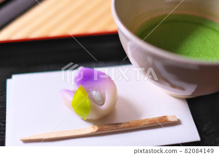 Japanese sweets and matcha with the motif of bellflower flowers 82084149