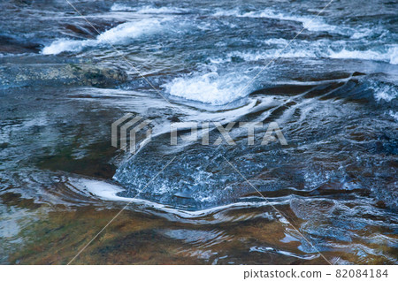 它是八重木下游的水流模式。島根縣 它是八重木下游的水流模式。島根縣 82084184