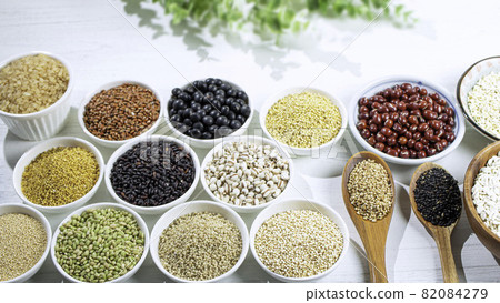 Healthy image of miscellaneous grain life (red beans, pearl barley, glutinous millet, Japanese millet, quinoa, aman salas, black beans, red rice, brown rice, Healthy image of miscellaneous grain life (red beans, pearl barley, glutinous millet, Japanese millet, quinoa, aman salas, black beans, red rice, brown rice, 82084279