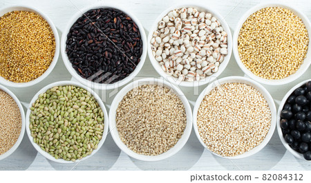 Healthy image of miscellaneous grain life (red beans, pearl barley, glutinous millet, Japanese millet, quinoa, aman salas, black beans, red rice, brown rice, Healthy image of miscellaneous grain life (red beans, pearl barley, glutinous millet, Japanese millet, quinoa, aman salas, black beans, red rice, brown rice, 82084312