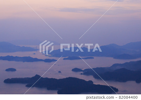 Shimanami Dawn in the Seto Inland Sea, Ryuoyama Observatory, Mihara City, Hiroshima Prefecture 82084400