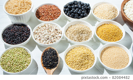 Healthy image of miscellaneous grain life (red beans, pearl barley, glutinous millet, Japanese millet, quinoa, aman salas, pressed barley, red rice, brown rice, Healthy image of miscellaneous grain life (red beans, pearl barley, glutinous millet, Japanese millet, quinoa, aman salas, pressed barley, red rice, brown rice, 82084482