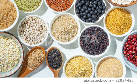 Healthy image of miscellaneous grain life (red beans, pearl barley, glutinous millet, Japanese millet, quinoa, aman salas, pressed barley, red rice, brown rice, 82084483
