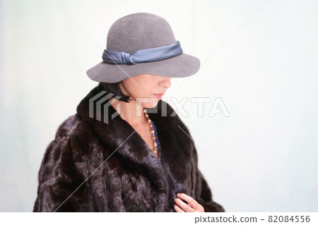 戴帽子和毛皮的中年婦女 戴帽子和毛皮的中年婦女 82084556