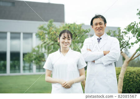 Men and women in white coats 82085567