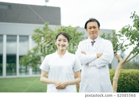 Men and women in white coats Men and women in white coats 82085568