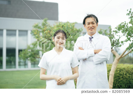 男人和女人穿著白大褂 男人和女人穿著白大褂 82085569