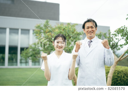 穿白大褂的男女(膽量姿勢) 穿白大褂的男女(膽量姿勢) 82085570