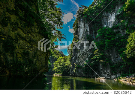 Iwate Geibikei water surface, rock wall and green boat descent 82085842
