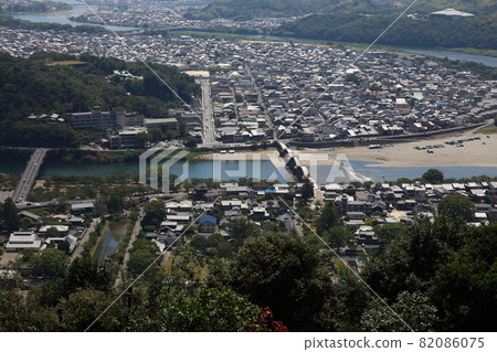 Iwakuni city seen from Shiroyama 82086075