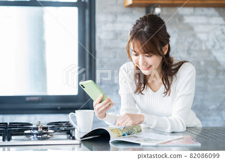 Women's smartphones, smartphones, kitchens, lifestyles 82086099