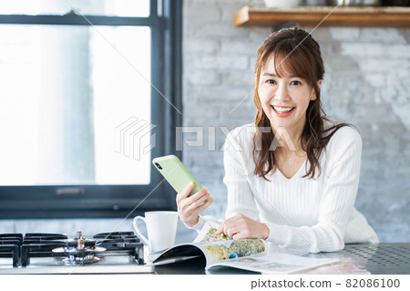 女性智能手機、智能手機、廚房、生活方式 82086100