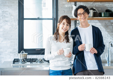 Couple Family Family Couple Good Friend Kitchen Lifestyle Couple Family Family Couple Good Friend Kitchen Lifestyle 82086143