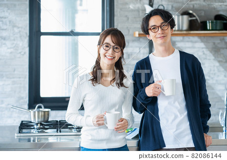 情侶 家庭 情侶 好朋友 廚房 生活方式 82086144