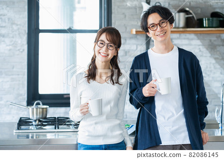 Couple Family Family Couple Good Friend Kitchen Lifestyle Couple Family Family Couple Good Friend Kitchen Lifestyle 82086145