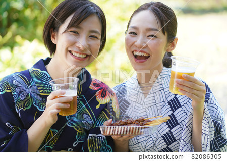 Yukata woman with yakitori and beer Yukata woman with yakitori and beer 82086305
