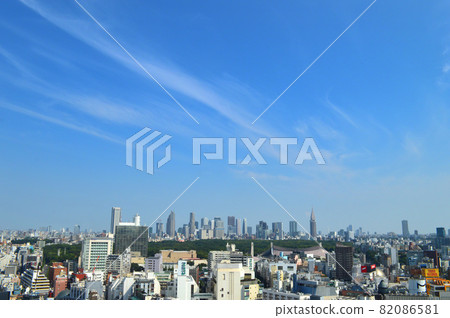 在盛夏的晴天,從澀谷的一家酒店遠眺新宿的摩天大樓 在盛夏的晴天,從澀谷的一家酒店遠眺新宿的摩天大樓 82086581