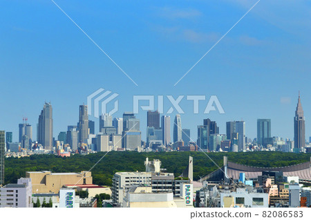 View the skyscrapers of Shinjuku from a hotel in Shibuya on a clear day in midsummer View the skyscrapers of Shinjuku from a hotel in Shibuya on a clear day in midsummer 82086583