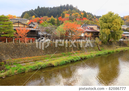 Autumn time overlooking Miyagawa in Hida Takayama city Autumn time overlooking Miyagawa in Hida Takayama city 82086777