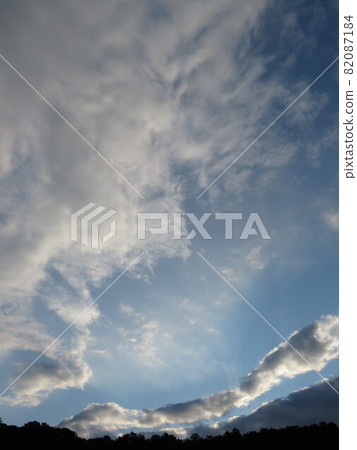 Elongated clouds, thin clouds and mountains 82087184