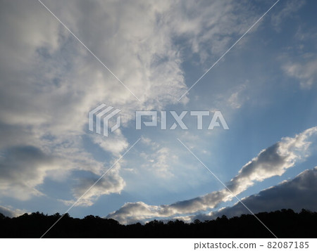 Elongated clouds, thin clouds and mountains 82087185