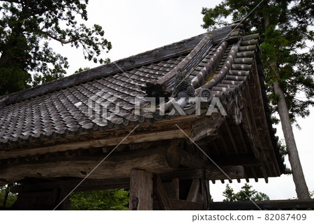 Chusonji Honbo front gate 82087409